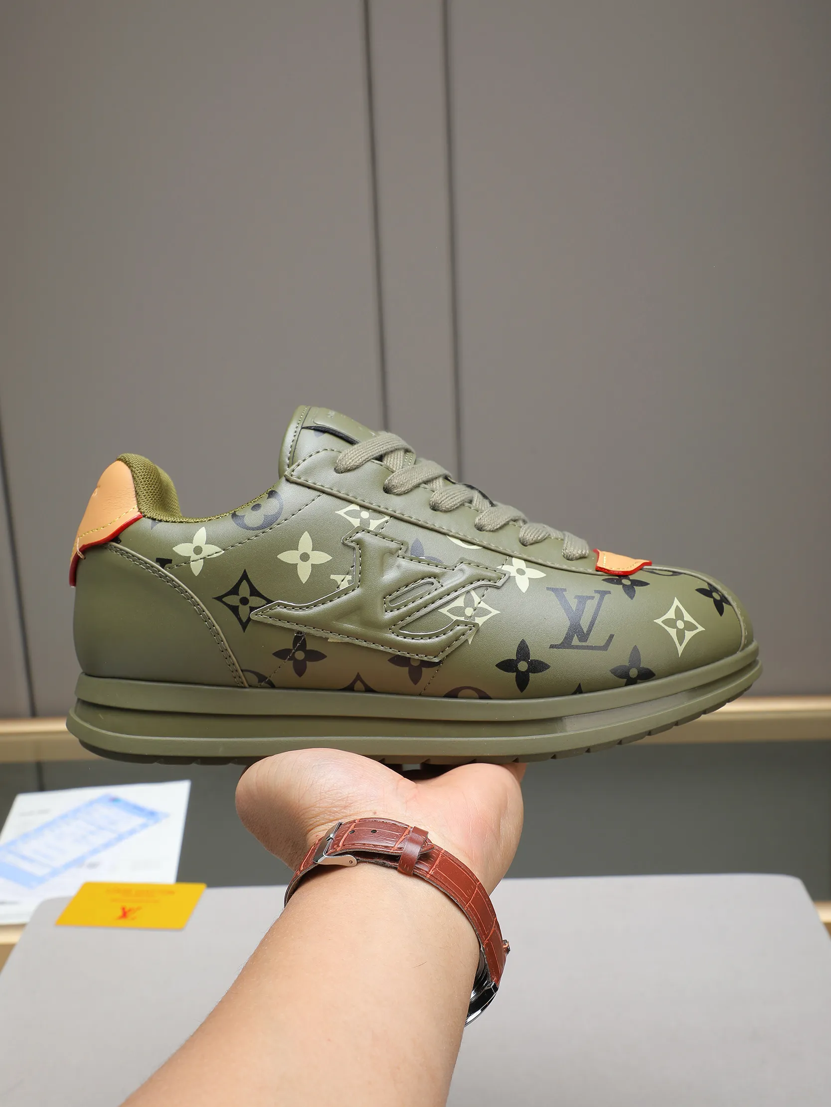 PP560 LV Louis Vuitton L Jialu Brand Runner Tatic Series Thick-soled Casual Sports Shoes Running Shoes Original purchase, development and production This LV Runner Tatic sports shoe combines technical materials such as mesh fabric and ribbons to interpret the inspiration of traditional mountaineering shoes. LV letters are written on one side, the lariat buckle of the quick lacing system is embellished with Monogram flowers and Louis Vuitton logos, and the light and wear-resistant rubber outsole completes the whole. ▪️Fabric: Original imported cowhide + mesh ▪️Inner lining: Original customized breathable mesh ▪️Sole: Original open-molded anti-slip rubber combination material ▪️Size: Men's 38-44 (customized for 45 and 46)